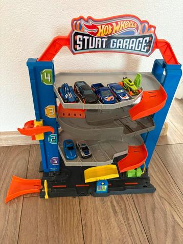 Hot wheels stunt garage met hot wheels autootjes beschikbaar voor biedingen