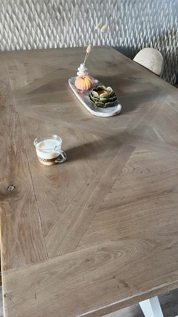 Blank houten eettafel met patroon beschikbaar voor biedingen