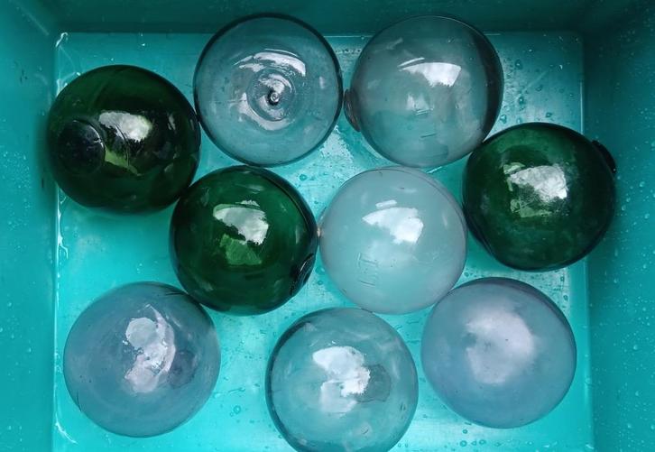 Antieke vintage glazen geblazen visnetdrijvers gemerkt (LA9), Antiek en Kunst, Curiosa en Brocante, Ophalen of Verzenden