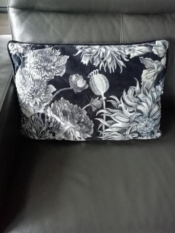 2 Mooie sierkussens beschikbaar voor biedingen