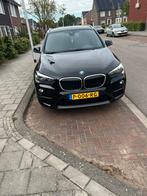 BMW X1 20I Xdrive Aut8 2016 Zwart, Auto's, BMW, 1998 cc, Stof, Zwart, 2000 kg