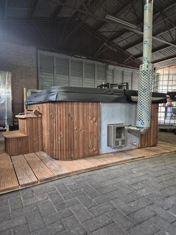 Hottub met de luxe van een Jacuzzi beschikbaar voor biedingen