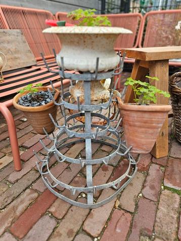 Antiek flessenrek voor tuin decoratie beschikbaar voor biedingen