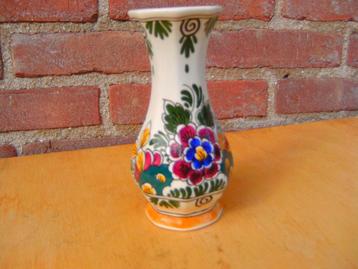 Polychrome 20e eeuws Vaasje 8-kantig beschikbaar voor biedingen