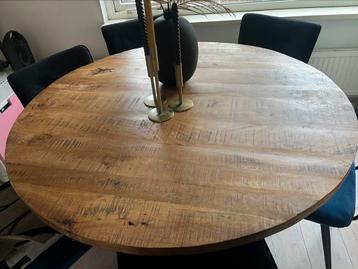 Eettafel van mangohout beschikbaar voor biedingen