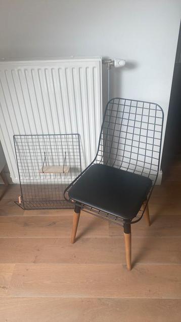 Stoel wired en muurrek jongenskamer zwart beschikbaar voor biedingen