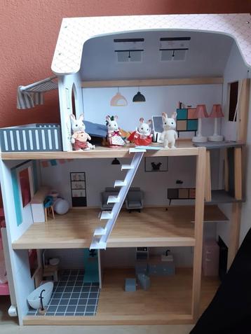 Poppenhuis met toebehoren beschikbaar voor biedingen