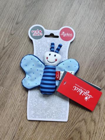 Knuffelvlindertje met knisperfolie in de vleugels beschikbaar voor biedingen