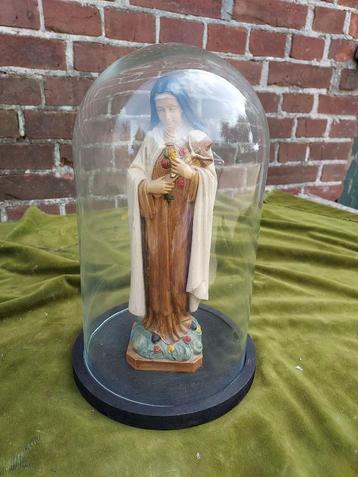 Beeld van Heilige Theresia onder glazen stolp. beschikbaar voor biedingen