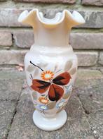 Antiek Opaline melkglas Vaasje met Bloemmotief, Antiek en Kunst, Ophalen