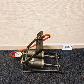 Voetpomp + Manometer  beschikbaar voor biedingen