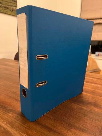 Blauwe Ringbandmap met ordnerbladen beschikbaar voor biedingen