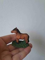 Shetland paard van kunsthars staand op het gras 6.5x3.5x6cm, Ophalen of Verzenden, Zo goed als nieuw, Paard, Beeldje of Figuurtje