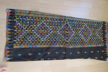 Oude geborduurde Indische feest sarong beschikbaar voor biedingen