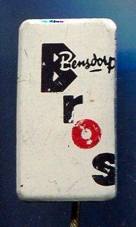 Bros chocolade blik misdruk speldje ( L_056 ), Verzamelen, Speldjes, Pins en Buttons, Zo goed als nieuw, Speldje of Pin, Merk