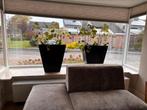 Twee grote zwarte bloempotten incl kunstbloemen, Tuin en Terras, Bloempotten, Ophalen, Kunststof, 40 cm of meer, Binnen
