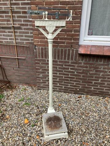 Vintage doktersweegschaal beschikbaar voor biedingen