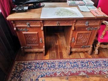 Antiek bureau, buro beschikbaar voor biedingen