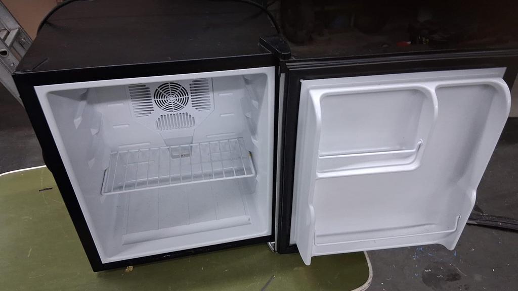 Candor CR-40A Mini Koelkast zonder Vriesvak - Zwart, Witgoed en Apparatuur, Koelkasten en IJskasten, Ophalen, Met vriesvak, Minder dan 45 cm