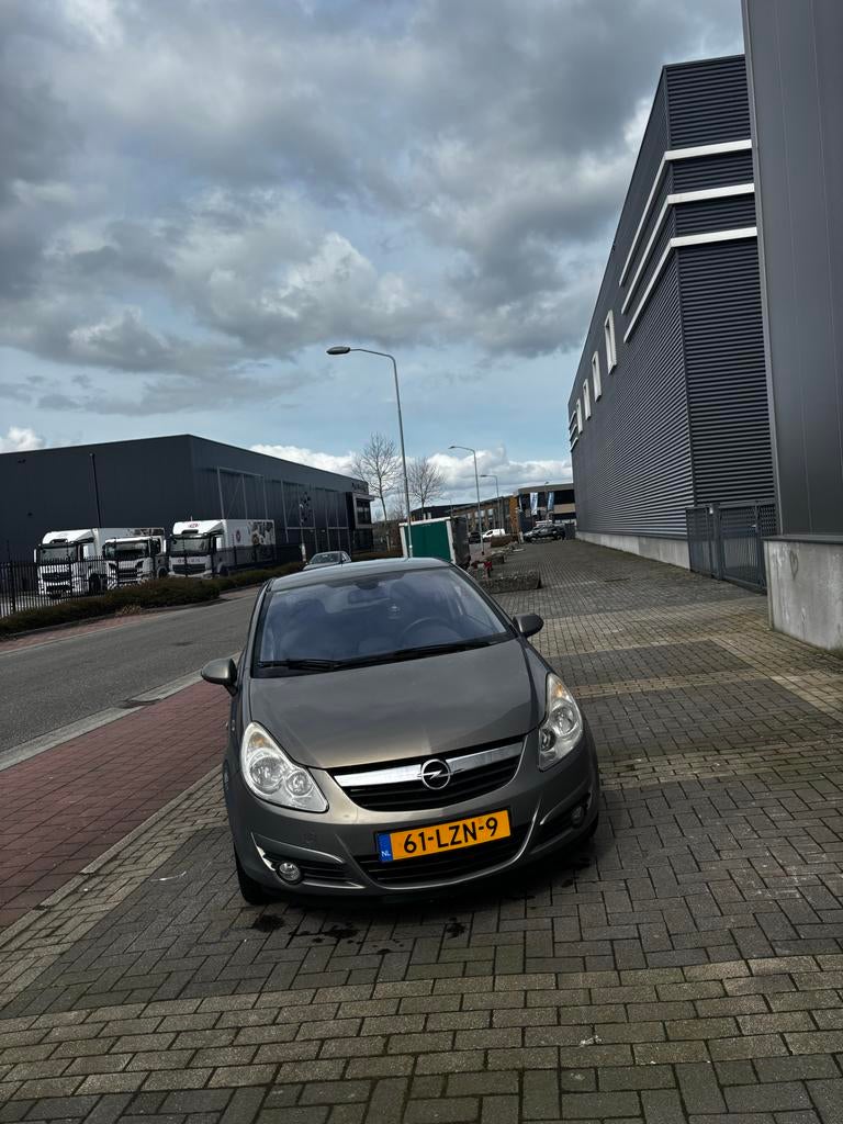 Opel Corsa 1.2 16V 3D Easytronic 2010 Bruin Automaat, Auto's, Opel, 450 kg, 40 €/maand, 750 kg, Bruin