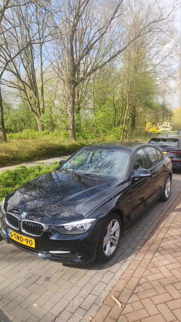 BMW 316i Sport (F30) | Dealer onderhouden | APK 2027, Auto's, Automaat, 4 cilinders, Zwart, 75 €/maand