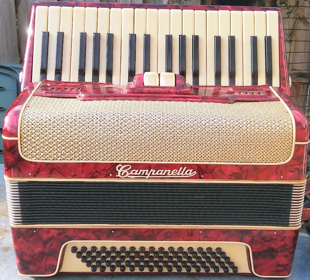 Accordeon Campanella toetsen knoppen rood parelmoer afwerkin, Overige merken, Overige formaten, Met koffer, Zo goed als nieuw