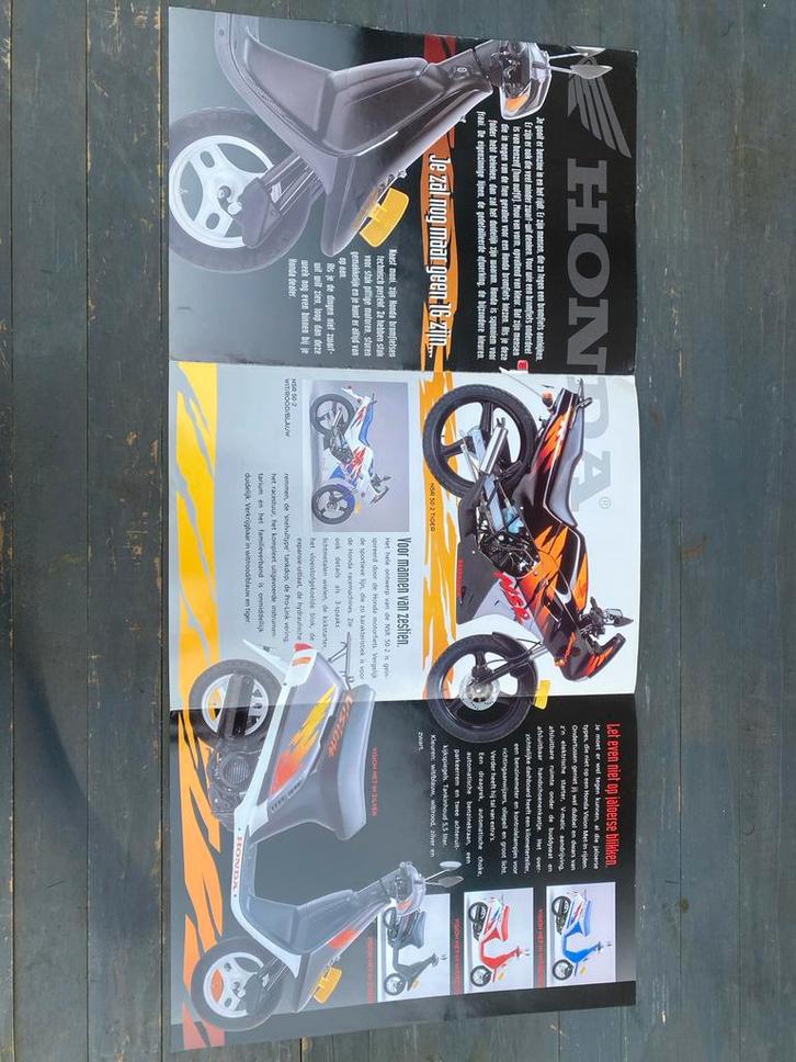 Honda Bromfietsen folder wallaroo,vision,scoopy,NSR!!!, Fietsen en Brommers, Handleidingen en Instructieboekjes, Ophalen of Verzenden