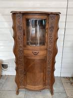 Sierlijke antieke vitrinekast, geslepen glas en houtsnijwerk, Antiek en Kunst, Antiek | Meubels | Kasten, Ophalen
