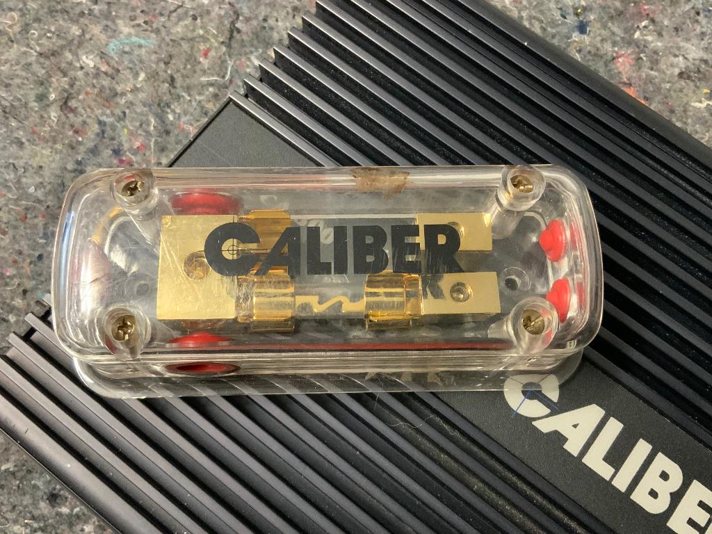 Twee Caliber versterkers CA150 en CA300, Auto diversen, Ophalen of Verzenden, Gebruikt