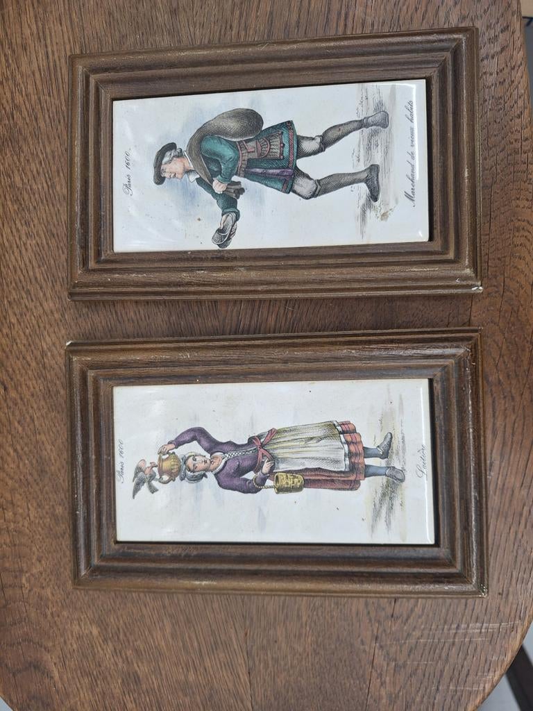 Antieke tegels met Franse figuren (2 stuks), Antiek en Kunst, Ophalen of Verzenden