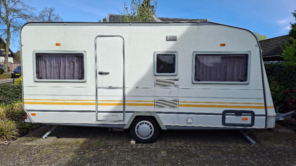 Knaus Sudwind 4-persoons caravan met voortent 1996, Caravans en Kamperen, Vast bed, Kachel, Rondzit, Particulier