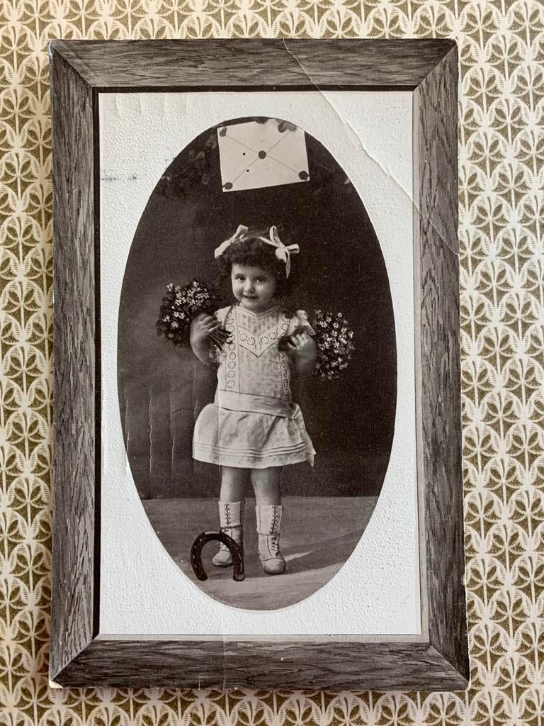 Meisje, bloemen, brief, hoefijzer (NN), Ophalen of Verzenden, Voor 1920, Gelopen, Kinderen