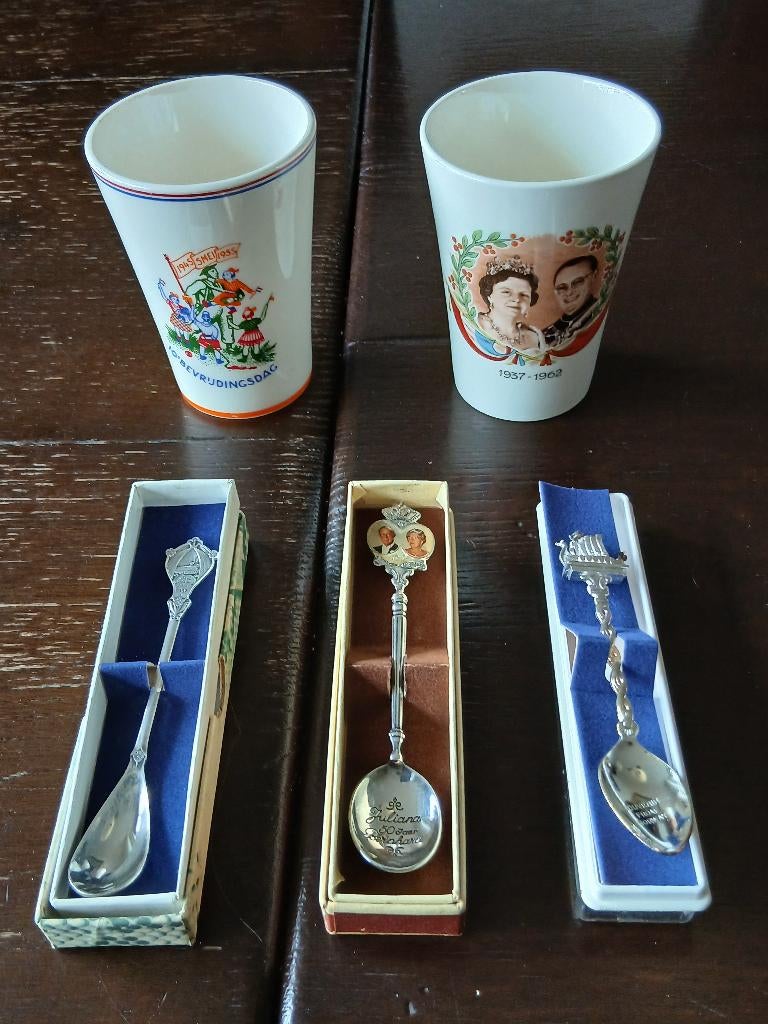 Koninklijkhuis, Bevrijdingsdag bekers en lepeltjes., Verzamelen, Koninklijk Huis en Royalty, Ophalen, Nieuw, Nederland, Overige typen