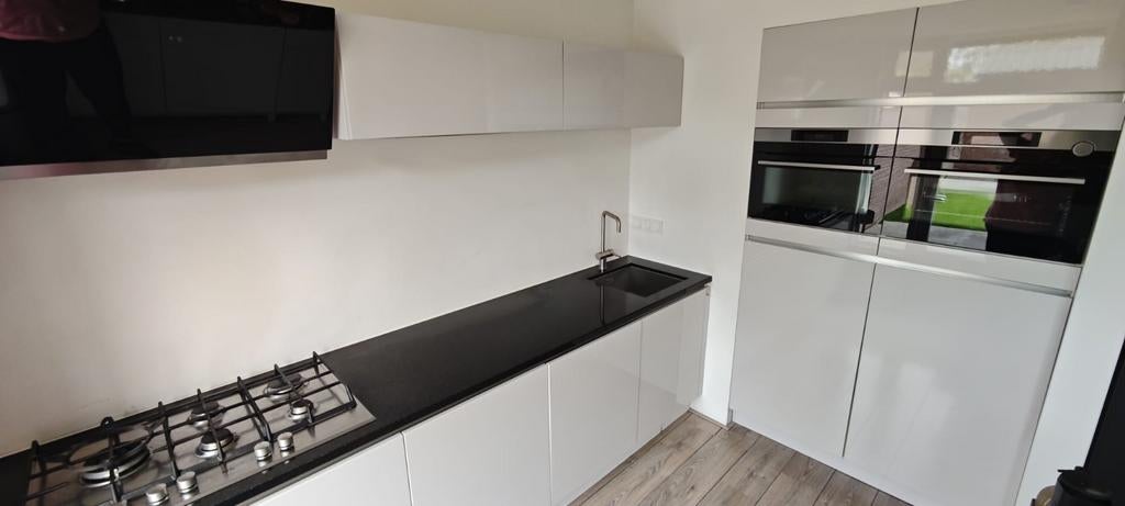 Premium keuken met granieten werkblad en AEG apparatuur, Ophalen, Graniet of Steen, Enkelwandige keuken, Hoogglans of Gelakt