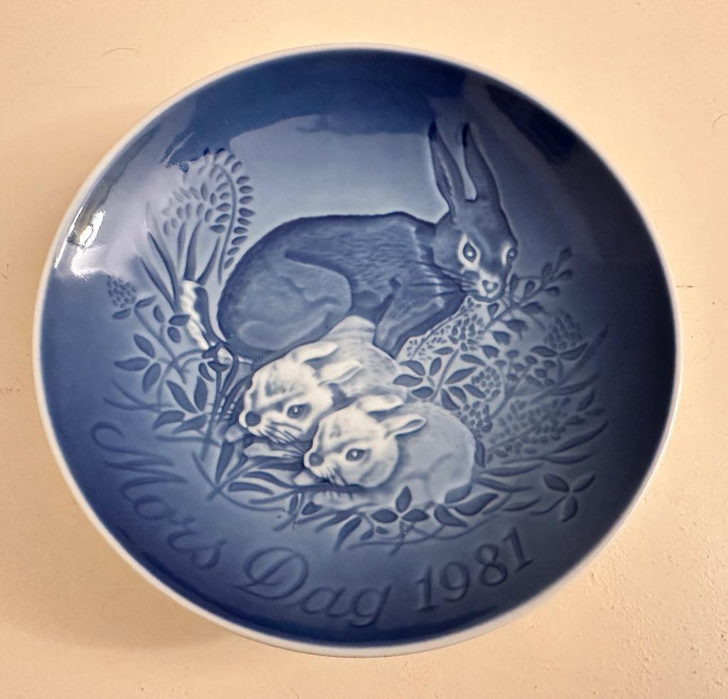 Bing & Grøndahl wandbord 1981 haas met jongen, Ophalen of Verzenden