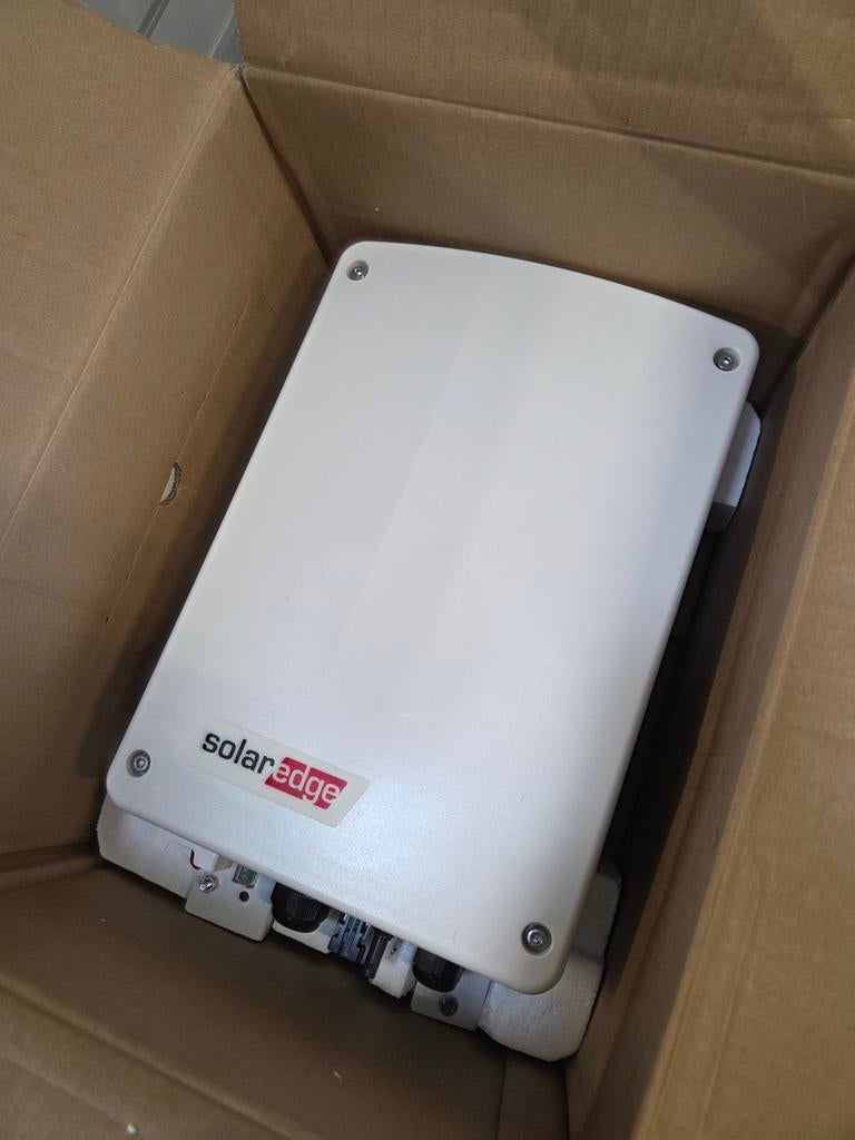 Nieuwe solaredge SE2000M omvormer voor 4 tot 8 panelen, Doe-het-zelf en Verbouw, Zonnepanelen en Toebehoren, Ophalen, Nieuw, Overige typen