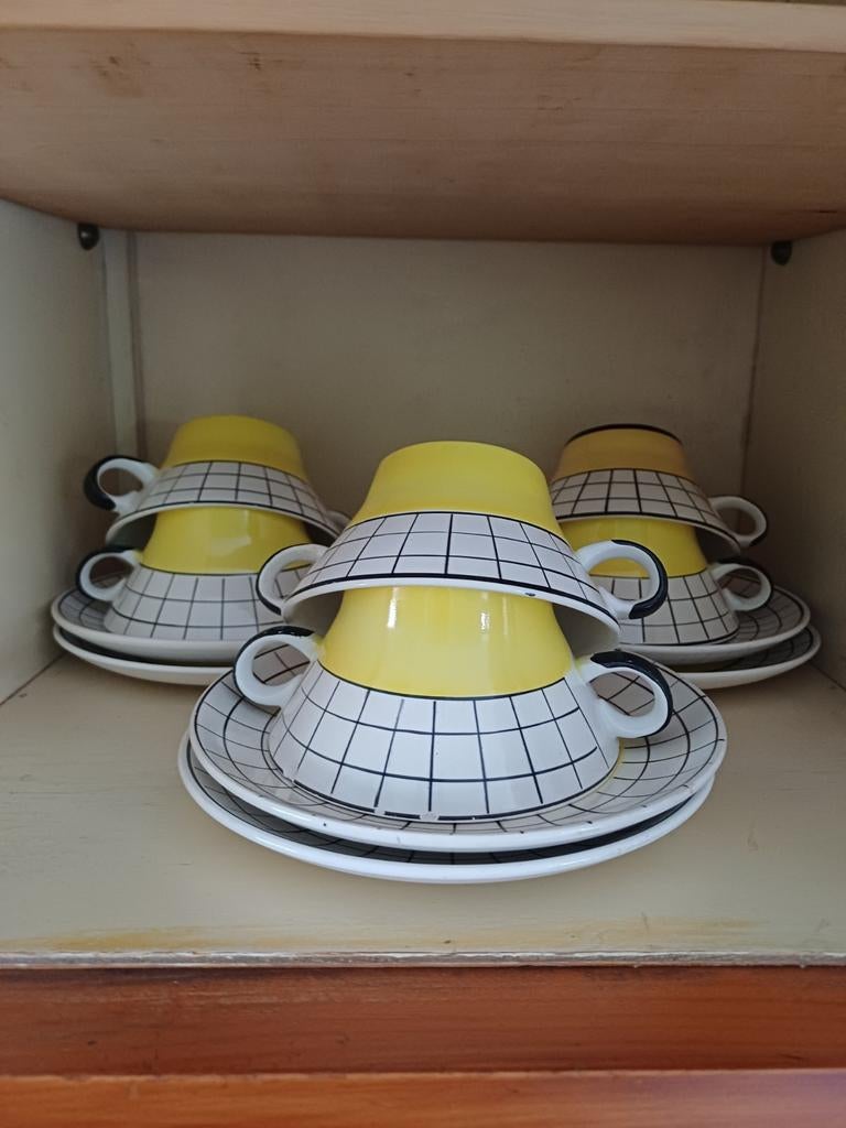 Zes gele soepkommen van Granit Hungary, Ophalen