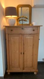 Oude grenen kast, Ophalen