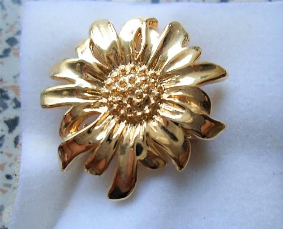 Broche Margriet. Verguld., Ophalen of Verzenden, Zo goed als nieuw, Goud, Overige materialen