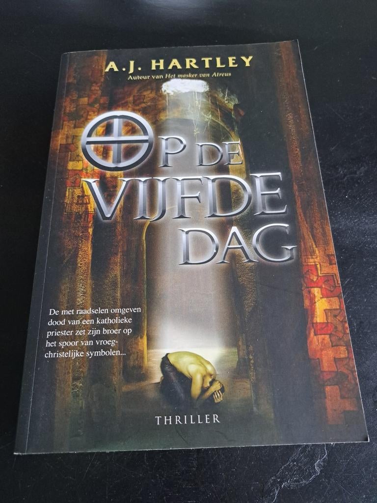 A.J. Hartley - Op de vijfde dag, Ophalen of Verzenden, Zo goed als nieuw, A.J. Hartley