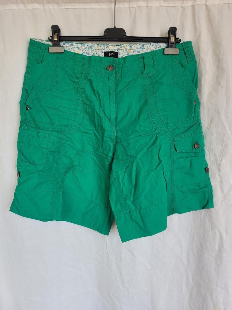 Vrolijke groene korte broek mt 42 merk Liv, Kleding | Dames, Kort, ., Maat 42/44 (L), Ophalen of Verzenden
