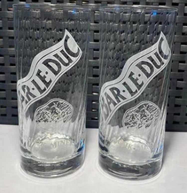 2 Bar-le-Duc natuurlijk mineraalwater glazen. Hoogte 13,5 cm, Ophalen of Verzenden, Zo goed als nieuw, Borrel- of Shotglas