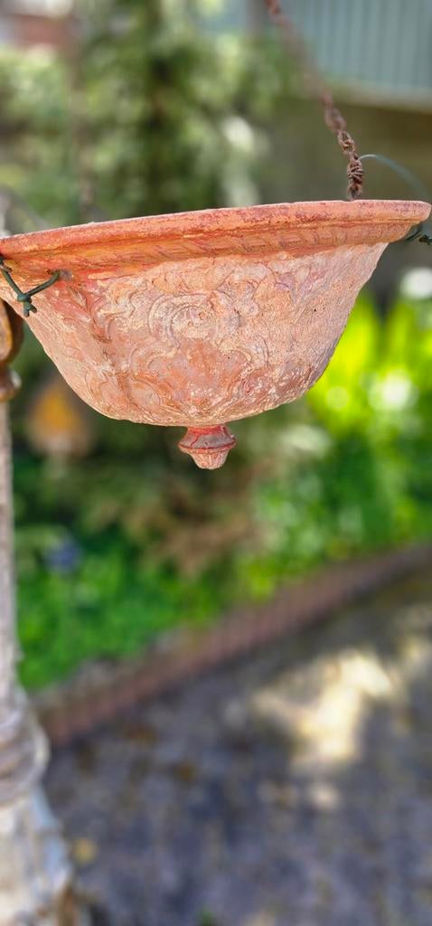 Antieke Terracotta Hangende Bloempot met Reliëf, Tuin en Terras, Gebruikt, Minder dan 30 cm, Minder dan 60 cm, Rond