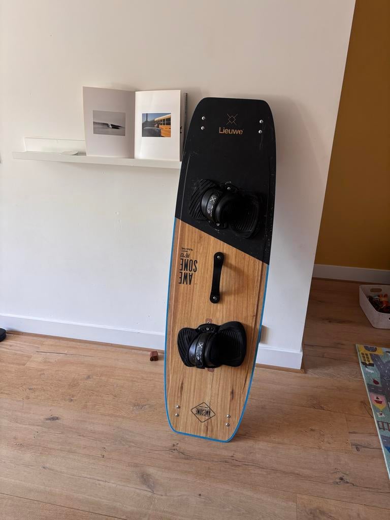 Lieuwe Awesome Kiteboard 145x43 cm, Watersport en Boten, Kitesurfen, Twintip, Ophalen of Verzenden, Gebruikt, Kiteboard