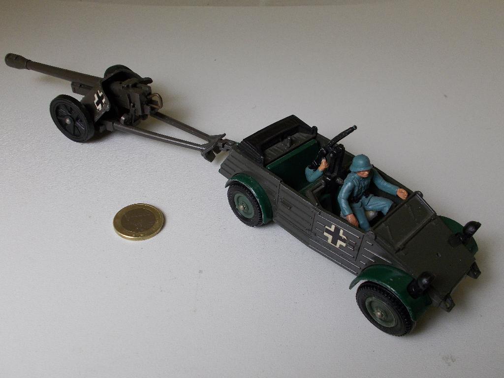 1975 Britains Ltd. 9783 KUBELWAGEN + ANTI TANK GUN (-D-)