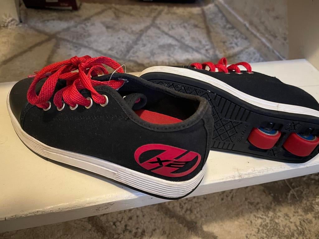 Heelys rolschoenen zwart met rode veters, Gebruikt, Kinderen, Overige typen, Ophalen
