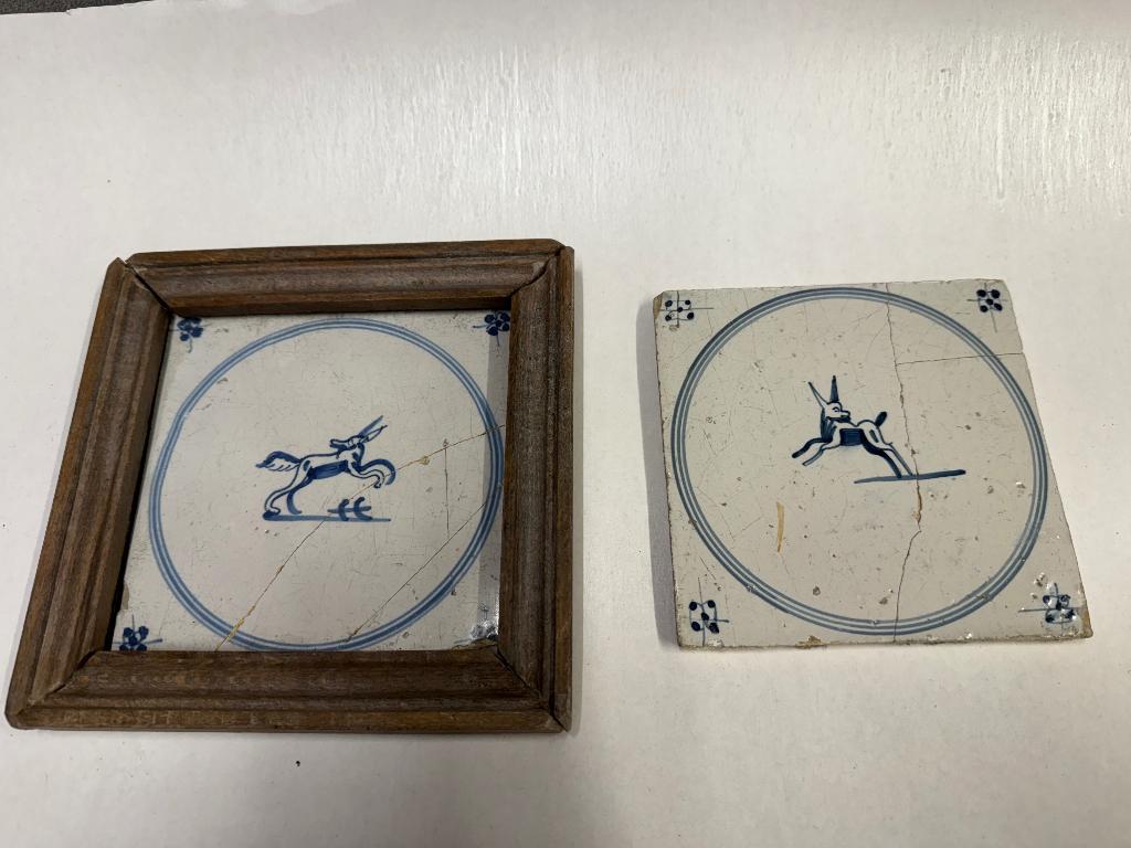Set van 2 Antieke Delftse Tegels – "Springertjes", Antiek en Kunst, Antiek | Wandborden en Tegels, Ophalen of Verzenden