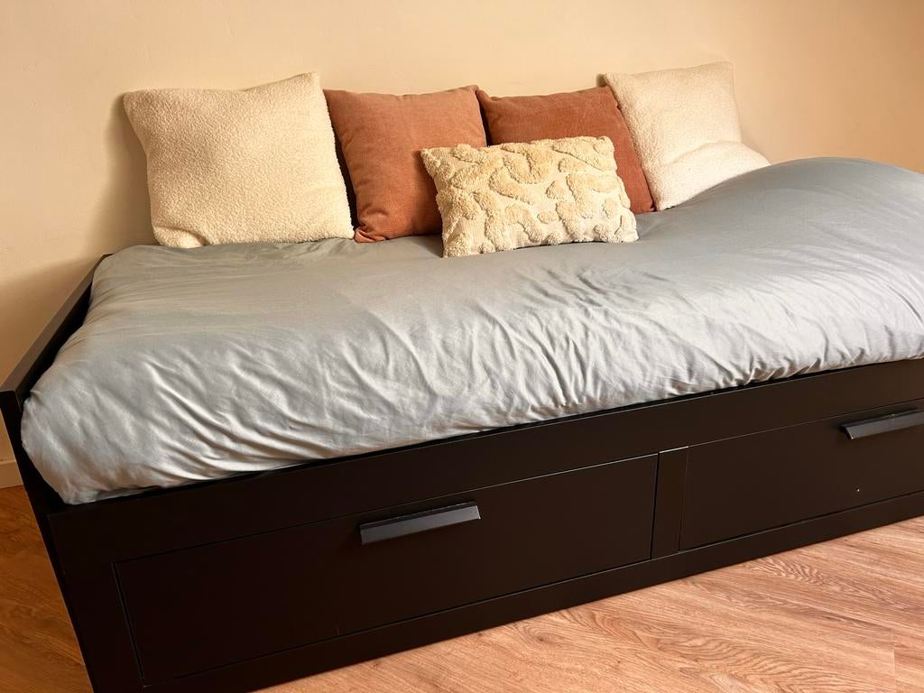 IKEA HEMNES uittrekbaar bed zwartbruin met lades, Huis en Inrichting, Slaapkamer | Bedden, Ophalen, Gebruikt, Zwart, Tweepersoons