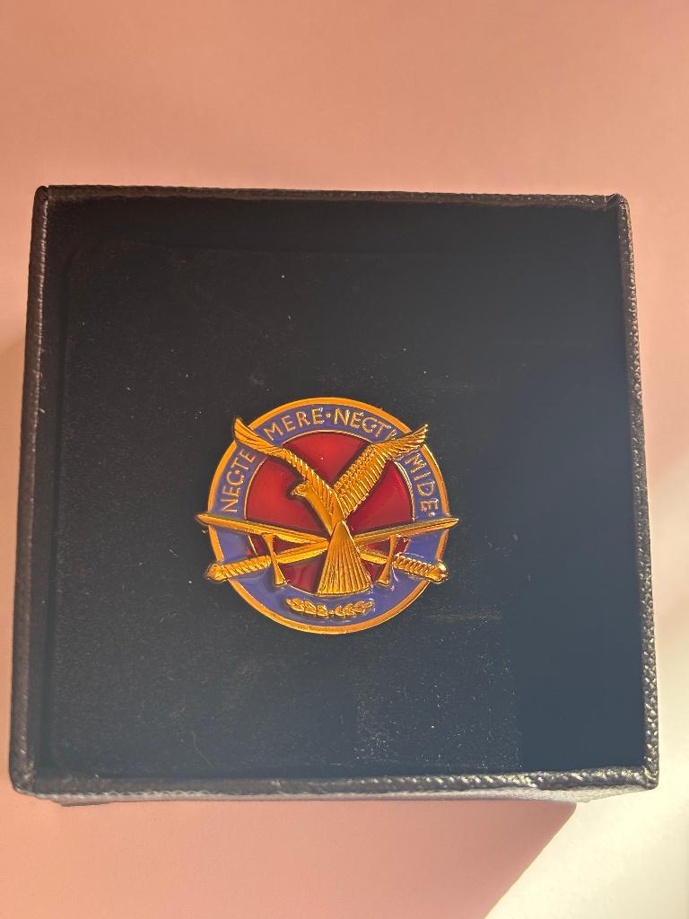 Luchtmobiele Brigade speld (LMB) in bescherm doosje, Verzenden, Landmacht, Nederland, Kleding of Schoenen