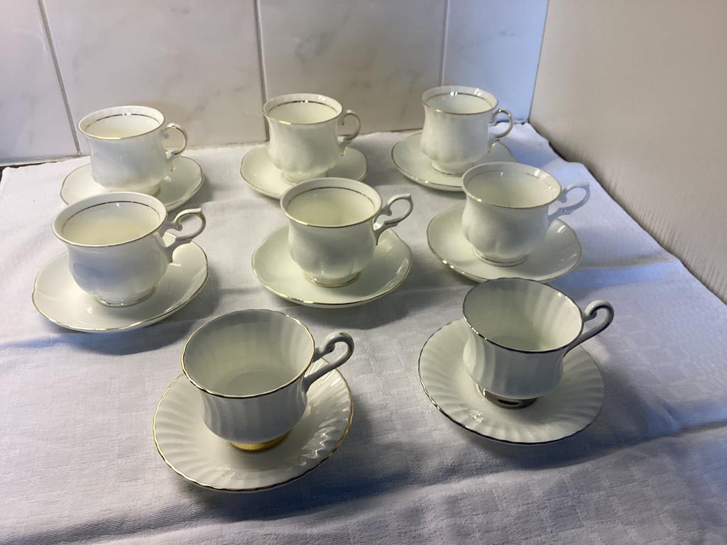 8 gemerkte witte Engelse kop en schotels., Ophalen of Verzenden, Porselein